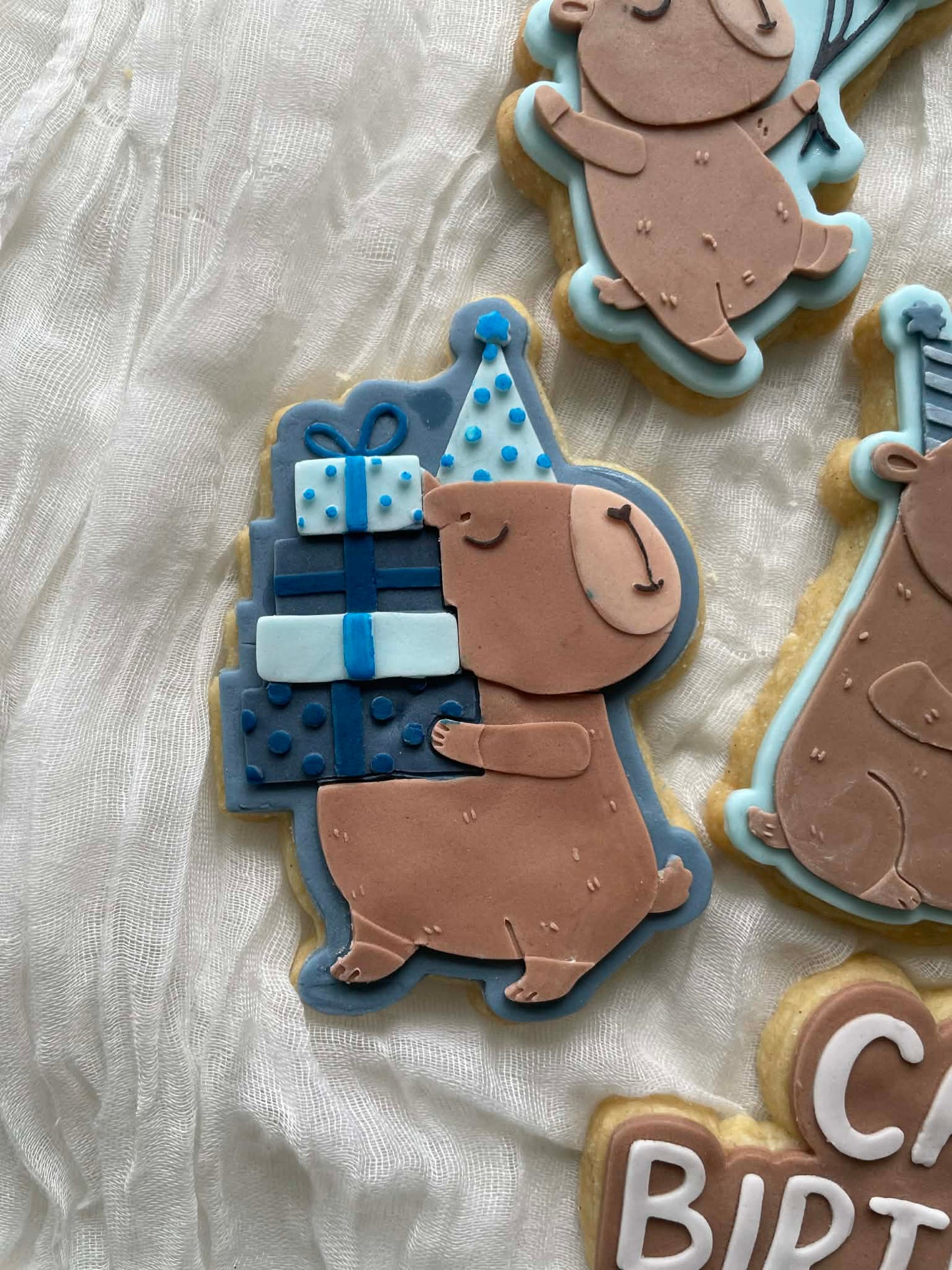 Capybara with presents - Cookie Cutter & Stamp